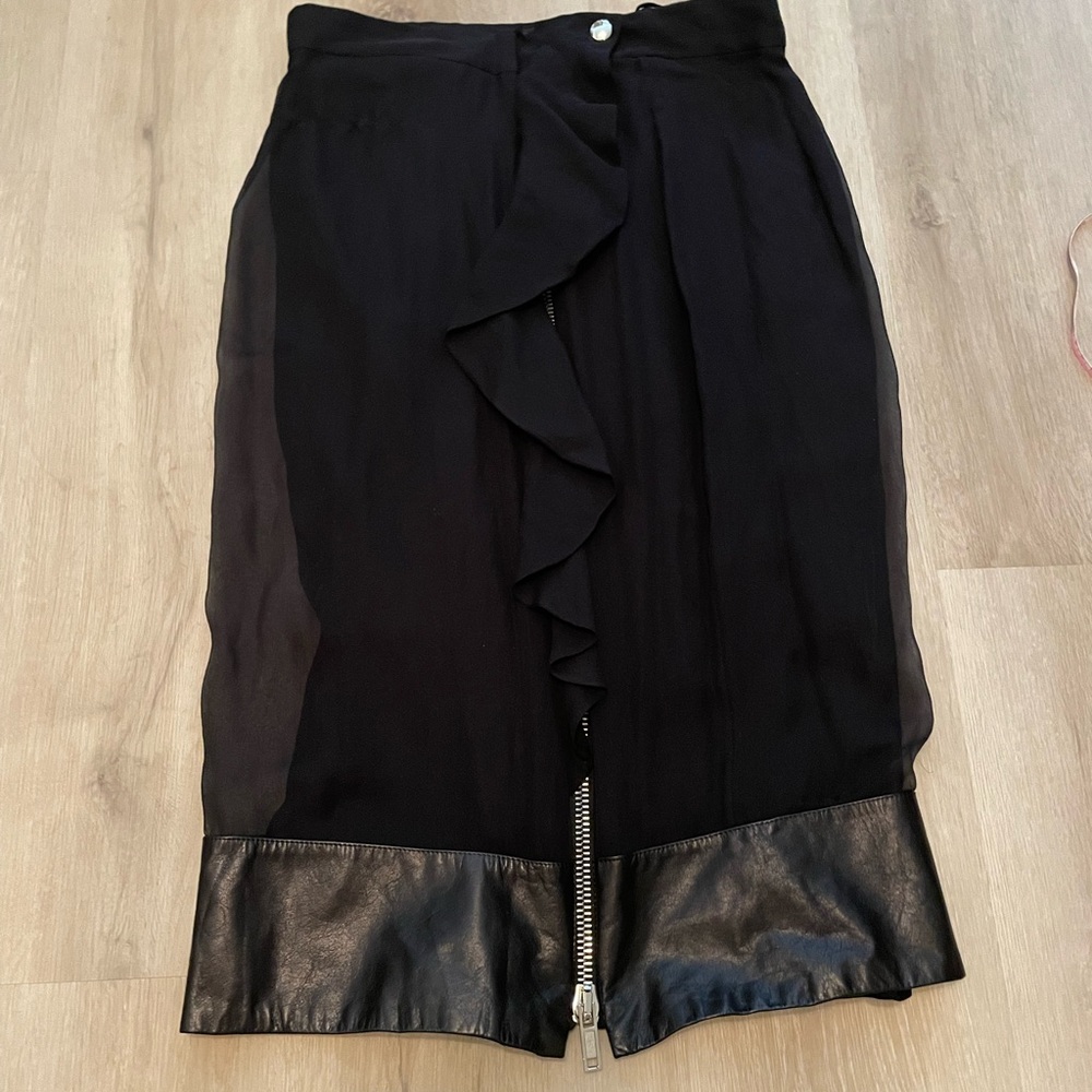 Stunning Givenchy Elegant leather and silk skirt